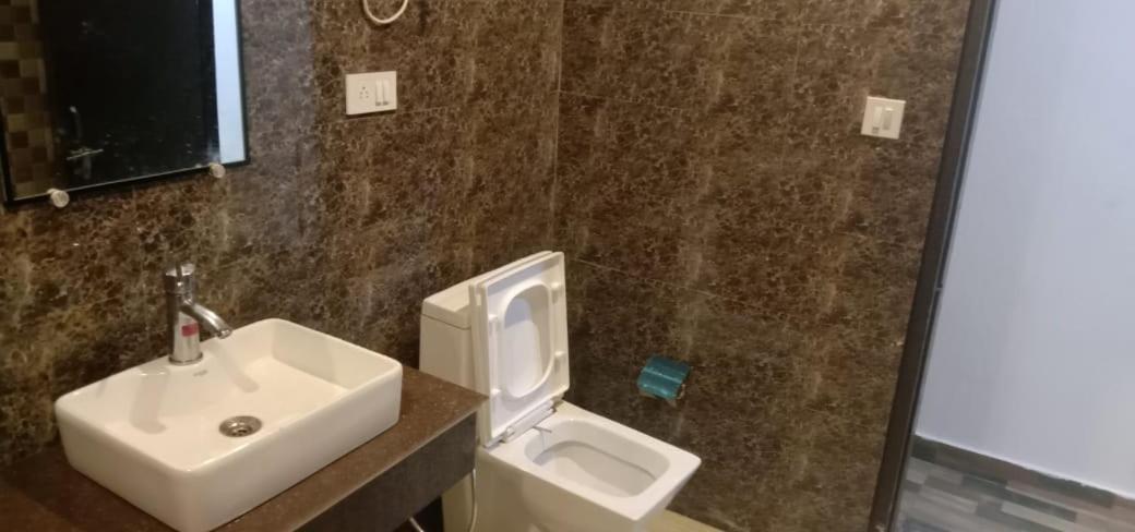 Hotel Stay Well Banikhet Bagian luar foto